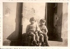 FRANCINE ET FRANCOIS DEVANT LA MAISON
